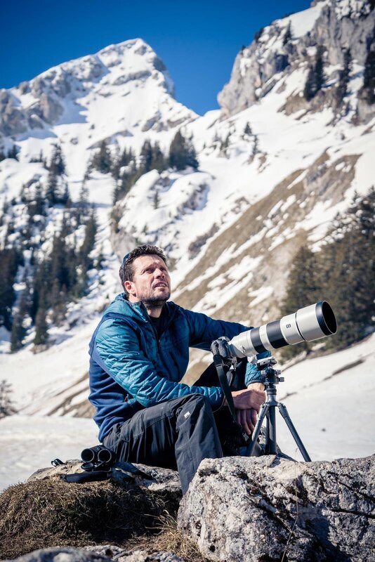 Boris Molinier - Photographe des Alpes avec son appareil photo dans les montagnes